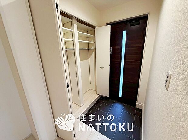 【現地写真(玄関)】玄関には、大型のシューズ収納を設置しています。