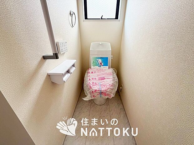 【トイレ】汚れてもサッとひと拭きでお手入れ簡単、エコ仕様の温水洗浄便座付きのトイレです。
バリアフリーにも配慮しています。