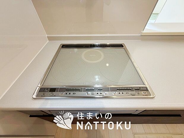 【ビルトインコンロ】フラットな構造で清掃性が高く、過熱防止センサー付3口タイプで日頃の家事も快適です。