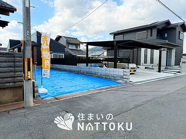 【現地写真(前道含む外観)】軽くて火災に強い屋根材を採用し、地震時の建物への負担や揺れを軽減しています。