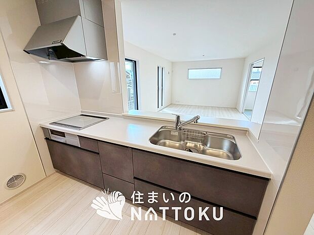 【現地写真(キッチン)】収納たっぷりのシステムキッチン、浄水器付水栓を標準装備しています。