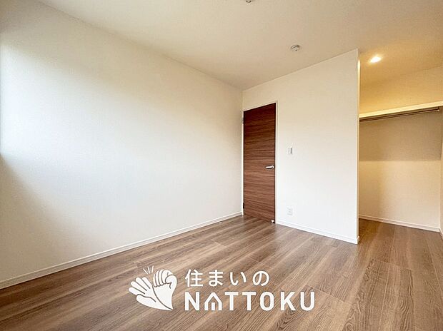 【現地写真(寝室)】木目の美しさを際立たせるシンプルデザインの建具を使用しています。