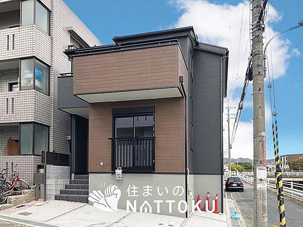 【現地写真(外観)】雨で汚れを落とし、耐久性・耐候性に優れた外壁を使用しています。