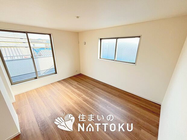 【現地写真(洋室)】木目の美しさを際立たせるシンプルデザインの建具を使用しています。