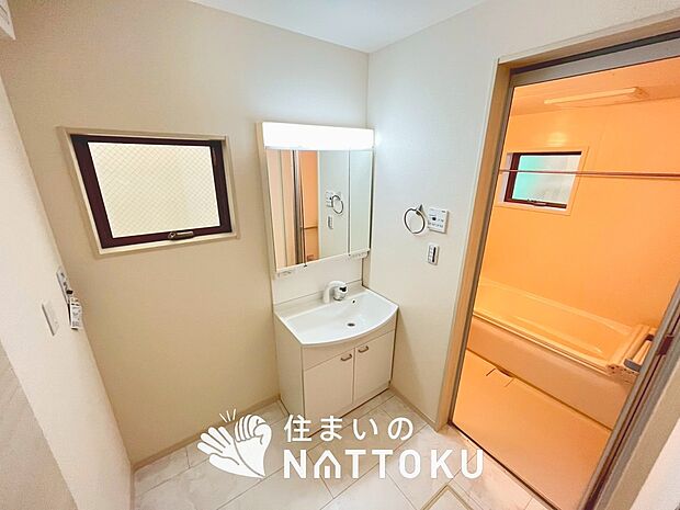 【洗面台・洗面所】鏡の両サイドは、必要なものを取出しやすく、大きな鏡面で朝の準備も快適。
使いやすいリフトアップ機能付きのシングルレバーシャワー水栓付です。