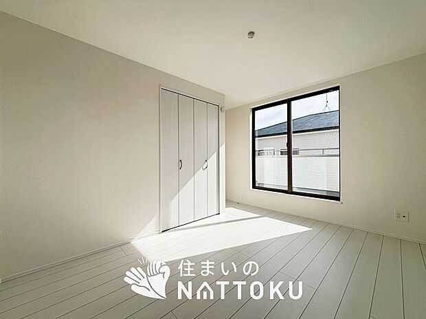 【現地写真（洋室）】木目の美しさを際立たせるシンプルデザインの建具を使用しています。