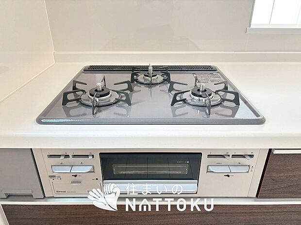【ビルトインコンロ】フラットな構造で清掃性が高く、過熱防止センサー付３口タイプで日頃の家事も快適です。
