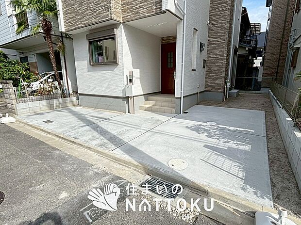 【現地写真（駐車場）】駐車スペースが広く、運転が苦手な方も安心です。