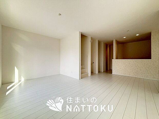 【現地写真（リビング）】フローリング材には、木目、色調など木材特有の風合いがあり、ナチュラルな美しさになっています。