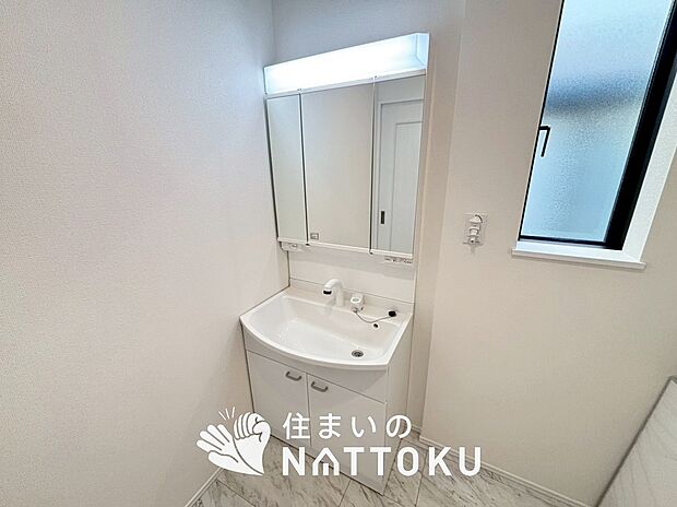 【洗面台・洗面所】鏡の両サイドは、必要なものを取出しやすく、大きな鏡面で朝の準備も快適。
使いやすいリフトアップ機能付きのシングルレバーシャワー水栓付です。