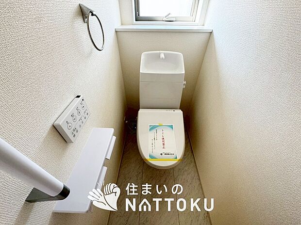 【トイレ	 】汚れてもサッとひと拭きでお手入れ簡単、エコ仕様の温水洗浄便座付きのトイレです。
バリアフリーにも配慮しています。
