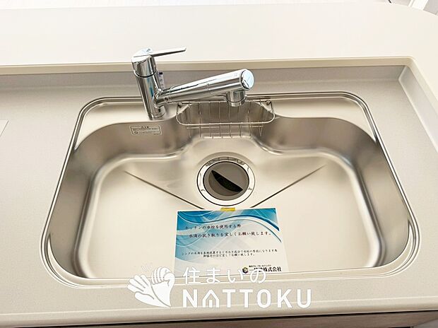 【浄水器一体型シャワー水栓付シンク】傷や汚れが付きにくい静音仕様の全面エンボス加工シンク。
また、蛇口の先端に浄水器を内蔵。浄水シャワーが使える毎分4リットルのたっぷり浄水。
