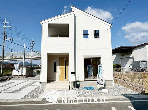 【現地写真（外観）【１号地】】軽くて火災に強い屋根材を採用し、地震時の建物への負担や揺れを軽減しています。