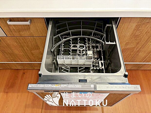 【食器洗い乾燥機】食後の時間にゆとりを与えてくれる食器洗い乾燥機。
操作ボタンも上面にあるので、腰をかがめずに操作ができラクラクです。
