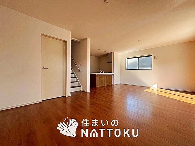 【現地写真（リビング）】フローリング材には、木目、色調など木材特有の風合いがあり、ナチュラルな美しさになっています。