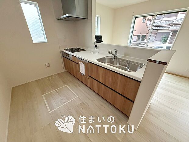 【現地写真(キッチン)】収納たっぷりのシステムキッチン、浄水器付水栓を標準装備しています。