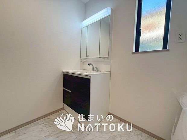 【洗面台・洗面所】鏡の両サイドは、必要なものを取出しやすく、大きな鏡面で朝の準備も快適。
使いやすいリフトアップ機能付きのシングルレバーシャワー水栓付です。