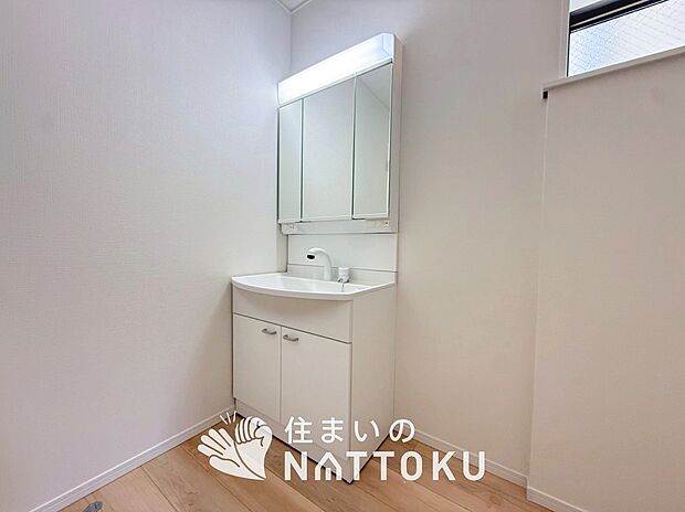 【洗面台・洗面所】鏡の両サイドは、必要なものを取出しやすく、大きな鏡面で朝の準備も快適。
使いやすいリフトアップ機能付きのシングルレバーシャワー水栓付です。