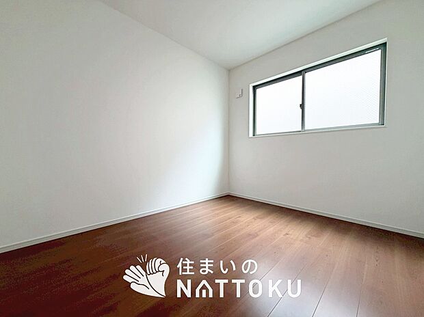 【現地写真(洋室)】木目の美しさを際立たせるシンプルデザインの建具を使用しています。