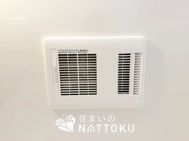 【浴室暖房換気乾燥機】入浴後の水滴や湿気を排出し、カビの発生や臭いを抑制します。
雨の日の洗濯物にも効果的です。