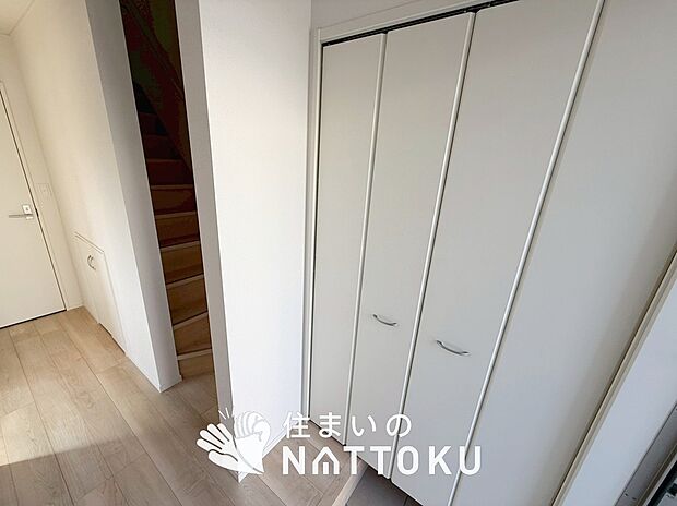 【現地写真(玄関)】玄関には、大型のシューズ収納を設置しています。