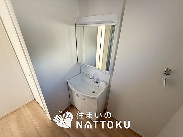 【洗面台・洗面所】鏡の両サイドは、必要なものを取出しやすく、大きな鏡面で朝の準備も快適。
使いやすいリフトアップ機能付きのシングルレバーシャワー水栓付です。