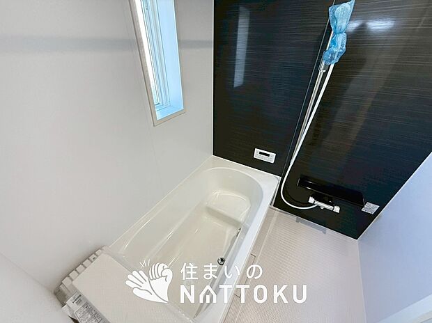 【現地写真(浴室)】浴室暖房乾燥機付き。1坪タイプで広々です。