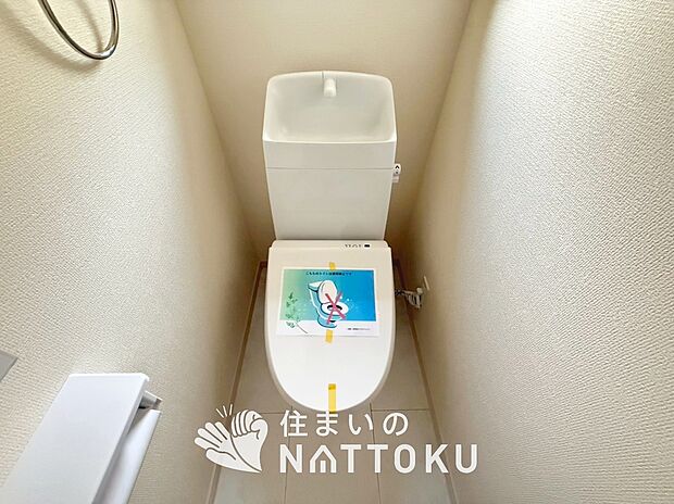 【トイレ】汚れてもサッとひと拭きでお手入れ簡単、エコ仕様の温水洗浄便座付きのトイレです。
バリアフリーにも配慮しています。