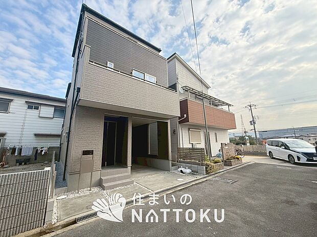 【現地写真(前道含む外観)】健康被害に配慮したもっとも安全性の高い建材を採用し、シックハウス対策をしております。