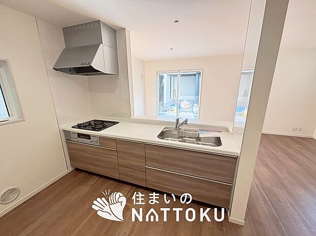 【現地写真(キッチン)】収納たっぷりのシステムキッチン、浄水器付水栓を標準装備しています。