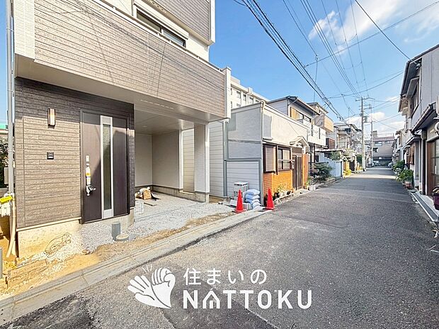 【現地写真(前道含む外観)】健康被害に配慮したもっとも安全性の高い建材を採用し、シックハウス対策をしております。