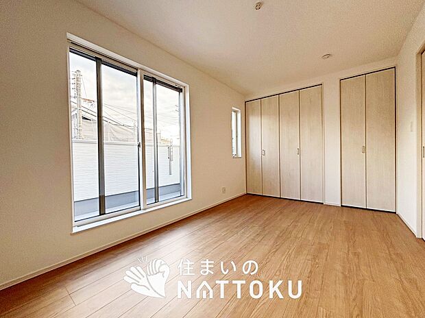 【現地写真(寝室)】木目の美しさを際立たせるシンプルデザインの建具を使用しています。