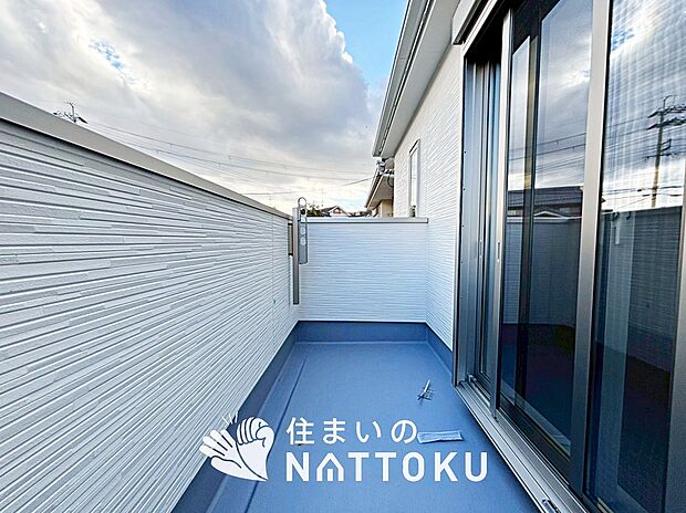 【バルコニー】奥行きが広く、洗濯物をゆったりと干せる十分な広さで、家族の洗濯も捗ります。