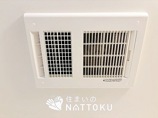 【浴室暖房換気乾燥機】寒い冬場はあたたかく、暑い夏場は扇風機のような心地よさです。
雨の日は、浴室が衣類乾燥スペースになります。