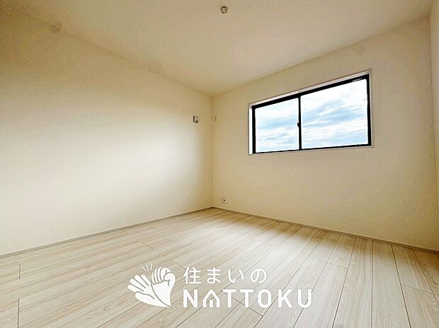 【現地写真(寝室)】木目の美しさを際立たせるシンプルデザインの建具を使用しています。