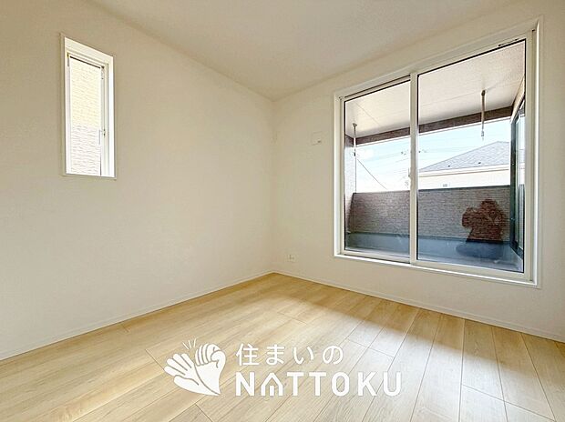 【現地写真(寝室)】木目の美しさを際立たせるシンプルデザインの建具を使用しています。