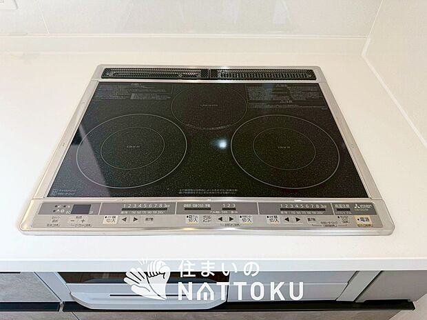 【ビルトインコンロ】フラットな構造で清掃性が高く、過熱防止センサー付3口タイプで日頃の家事も快適です。