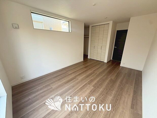 【現地写真(寝室)】木目の美しさを際立たせるシンプルデザインの建具を使用しています。