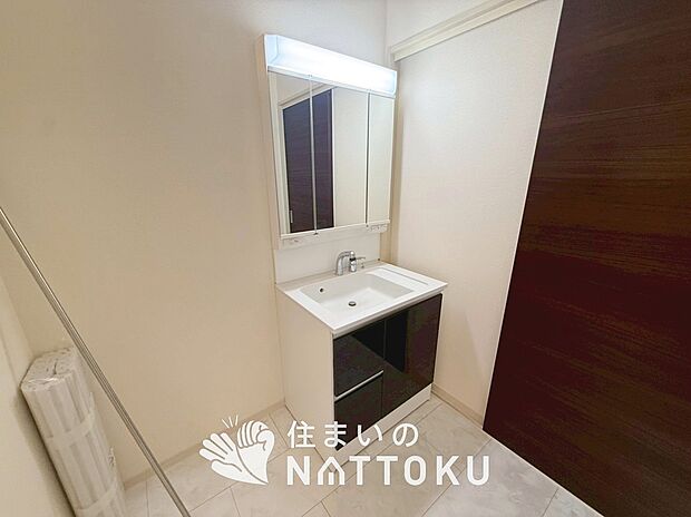 【洗面台・洗面所】鏡の両サイドは、必要なものを取出しやすく、大きな鏡面で朝の準備も快適。
使いやすいリフトアップ機能付きのシングルレバーシャワー水栓付です。