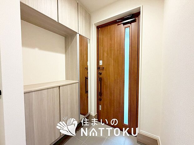 【現地写真(玄関)】玄関には、大型のシューズ収納を設置しています。