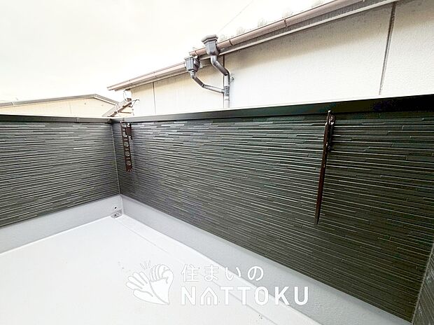 【バルコニー】奥行きが広く、洗濯物をゆったりと干せる十分な広さで、家族の洗濯も捗ります。