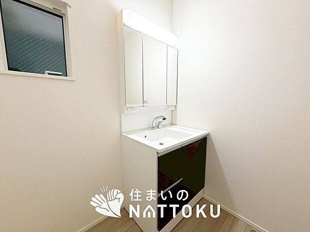 【洗面台・洗面所】鏡の両サイドは、必要なものを取出しやすく、大きな鏡面で朝の準備も快適。
使いやすいリフトアップ機能付きのシングルレバーシャワー水栓付です。