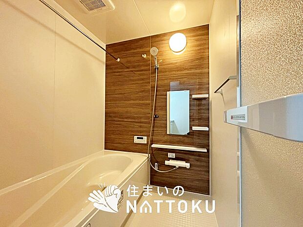 【現地写真(浴室)】浴室暖房乾燥機付き。1坪タイプで広々です。