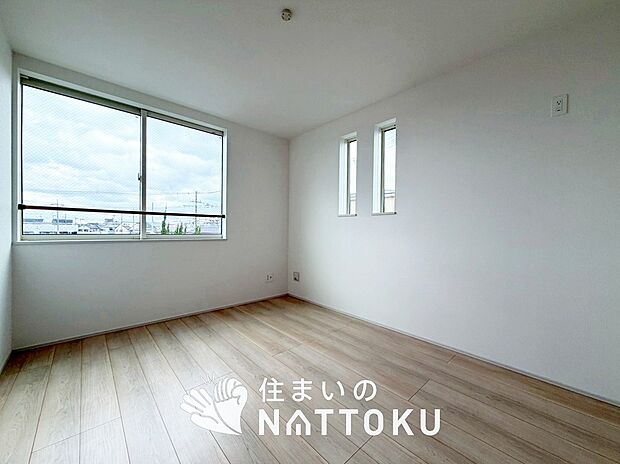 【現地写真(洋室)】木目の美しさを際立たせるシンプルデザインの建具を使用しています。