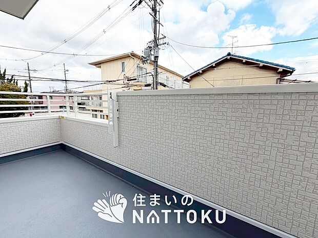 【バルコニー】奥行きが広く、洗濯物をゆったりと干せる十分な広さで、家族の洗濯も捗ります。