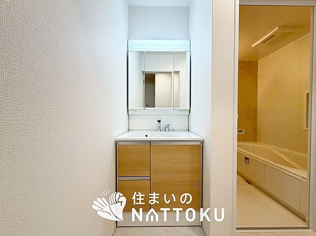 【洗面台・洗面所 】鏡の両サイドは、必要なものを取出しやすく、大きな鏡面で朝の準備も快適。
使いやすいリフトアップ機能付きのシングルレバーシャワー水栓付です。