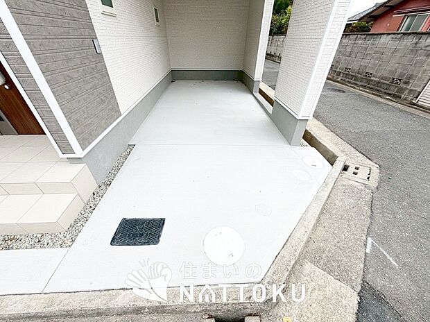 【現地写真(駐車場)】駐車スペースが広く、運転が苦手な方も安心です。