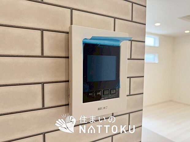 【TVモニター付インターホン】手放し通話ができ、送話表示灯で送話・受話状態が確認できます。
映像と音声で玄関先の様子をチェックできるモニター機能や、夜間の訪問者の顔も確認できるLEDライトを装備しています。