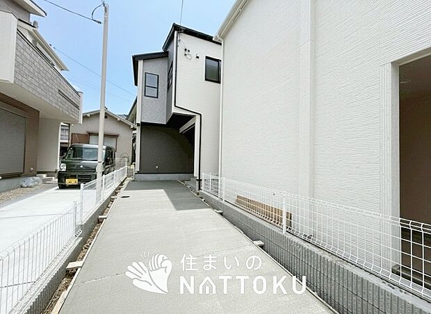 【現地写真（外観）【６号地】】雨で汚れを落とし、耐久性・耐候性に優れた外壁を使用しています。