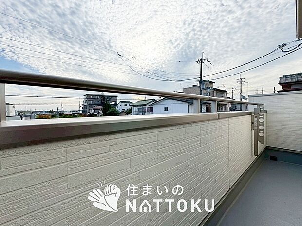 【バルコニー】奥行きが広く、洗濯物をゆったりと干せる十分な広さで、家族の洗濯も捗ります。